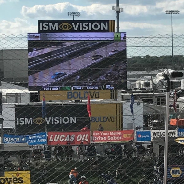 Das Foto wurde bei Dover International Speedway von Melody F. am 10/1/2017 aufgenommen