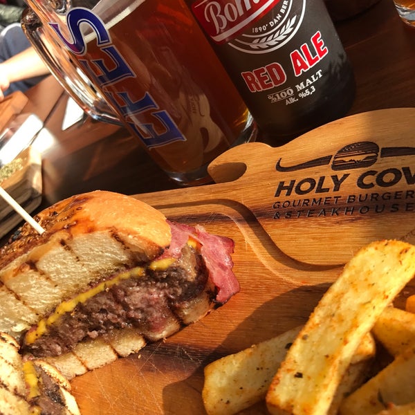 Foto tirada no(a) Holy Cow Gourmet Burgers &amp; Steakhouse por Şükriye em 4/18/2017
