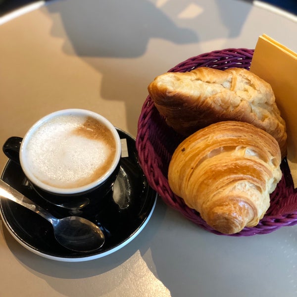 Foto tirada no(a) Café Saint-Honoré por mh.alqallaf em 5/4/2019