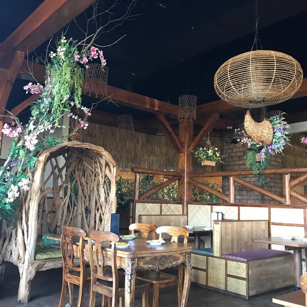 5/7/2017 tarihinde Scott M.ziyaretçi tarafından NaraDeva Thai Restaurant'de çekilen fotoğraf