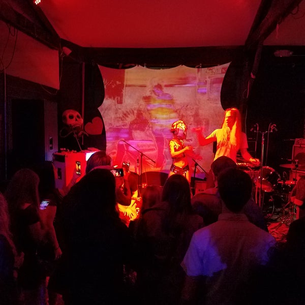 รูปภาพถ่ายที่ Sly Grog Lounge โดย Susie W. เมื่อ 2/27/2018