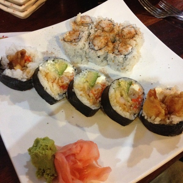 Das Foto wurde bei Sakura Japanese Steak, Seafood House &amp; Sushi Bar von Valerie S. am 5/11/2013 aufgenommen