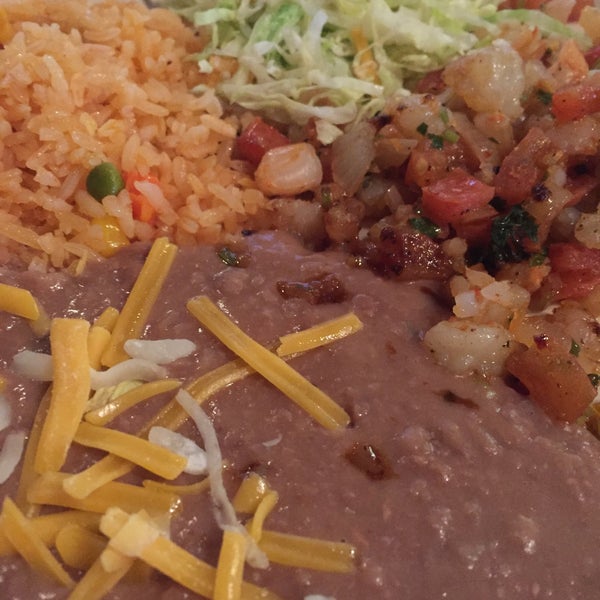 รูปภาพถ่ายที่ Pancho Villa Mexican Restaurant โดย Trent J. เมื่อ 1/20/2016