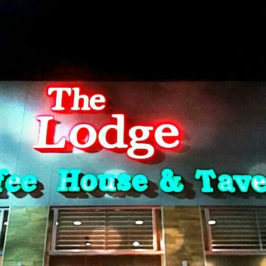 Photo prise au The Lodge Coffee House &amp; Tavern par A Devoted Yogi le5/10/2016
