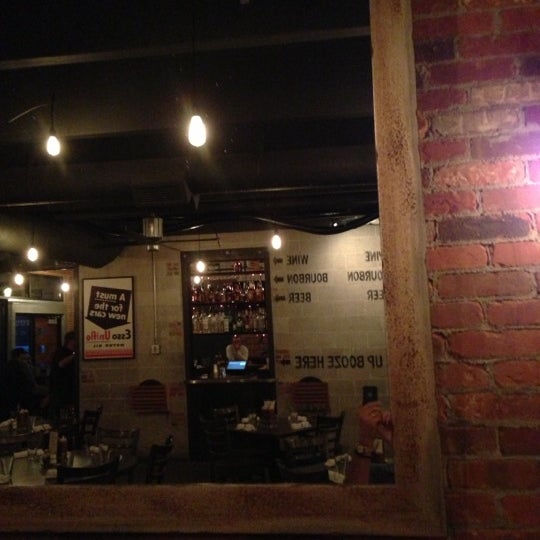รูปภาพถ่ายที่ Roadhouse Pub &amp; Eatery โดย Tony L. เมื่อ 11/1/2012