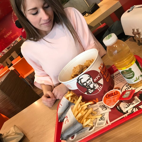 Das Foto wurde bei KFC von 🤙🏽Mike L. am 4/2/2018 aufgenommen