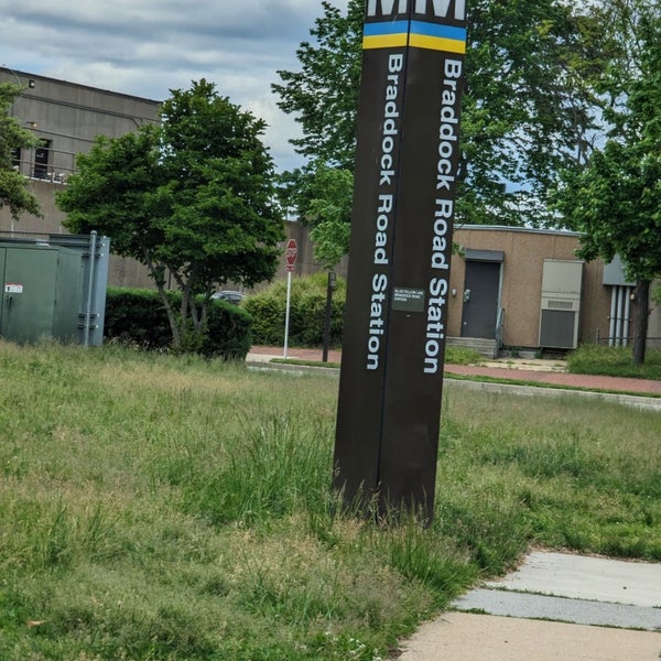 Braddock Road Metro Station Metro Station in Braddock Road Metro