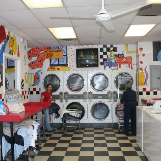 Foto tirada no(a) Spin Central Laundromat por Curtis and Shane B. em 5/20/2015