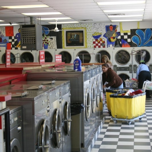Foto tirada no(a) Spin Central Laundromat por Curtis and Shane B. em 5/20/2015