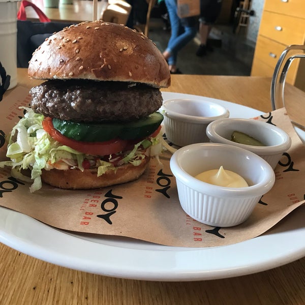 Foto tirada no(a) Joy Burger Bar &amp; Grill por Sdt em 7/27/2018