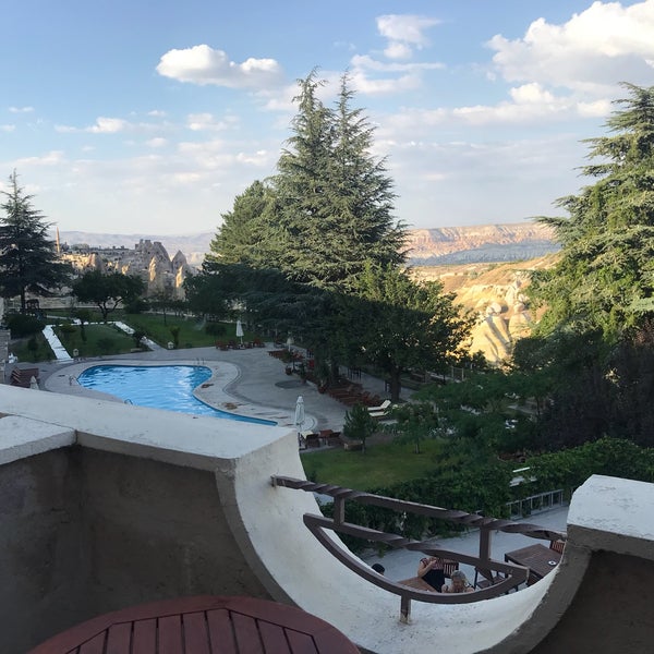 รูปภาพถ่ายที่ Uçhisar Kaya Hotel โดย Dilek D. เมื่อ 7/20/2018