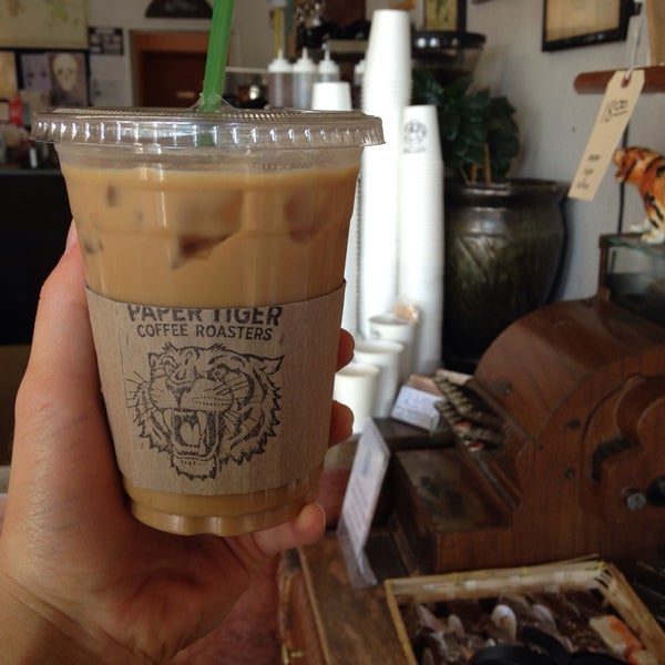 4/13/2014 tarihinde Shaedyn M.ziyaretçi tarafından Paper Tiger Coffee Roasters'de çekilen fotoğraf
