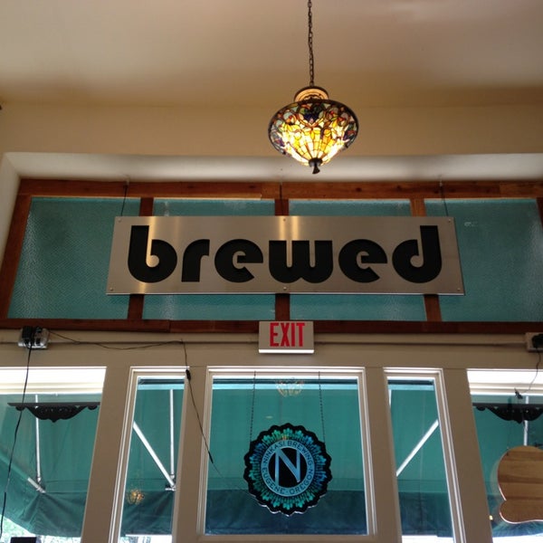 รูปภาพถ่ายที่ Brewed Cafe and Pub โดย Shaedyn M. เมื่อ 7/20/2013