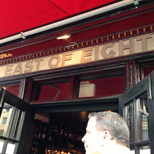 Foto tirada no(a) East of Eighth Restaurant por Ellie P. em 6/9/2013