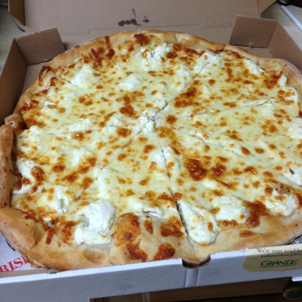 Das Foto wurde bei Krispy Pizza von Marissa am 7/12/2013 aufgenommen