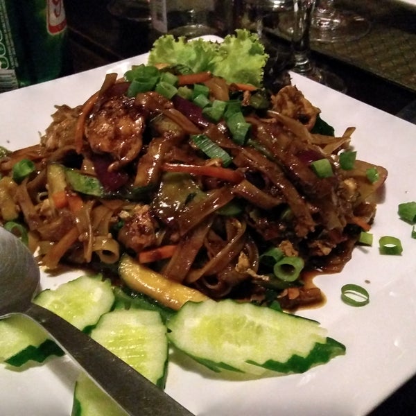 O prato principal dá para compartilhar para dois. Recomendo os pratos Pad See Ew e Phuket, com arroz branco. É uma pena que a entrada de camarão nao está mais no cardápio.