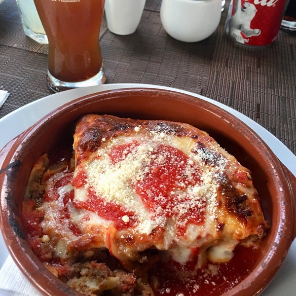 Un local pequeño pero grande en sabores; ofrece pastas, y su especialidad es la lasaña de vegetales y/o con carne; variedad de vinos y cervezas. No aire acondicionado pero acogedor. Buen servicio.