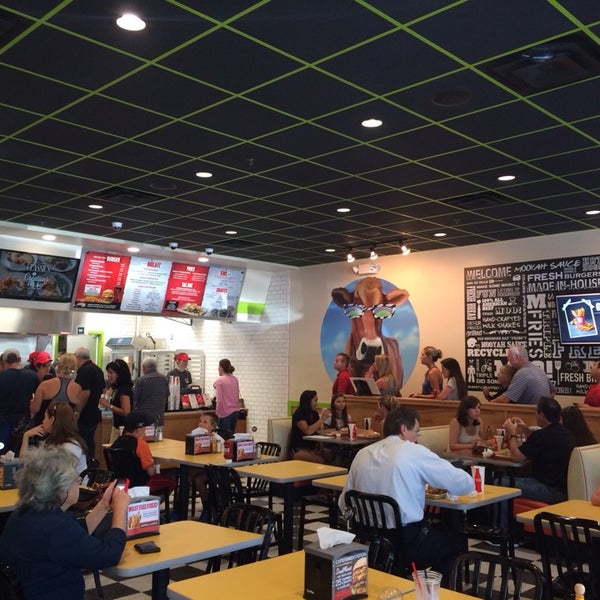 7/17/2014 tarihinde Cocoziyaretçi tarafından MOOYAH Burgers, Fries &amp; Shakes'de çekilen fotoğraf
