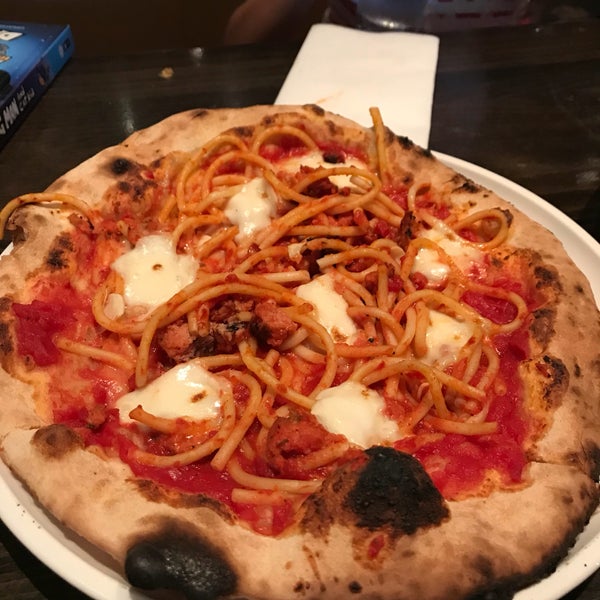 7/16/2018 tarihinde Cocoziyaretçi tarafından Rosso Pizzeria and Wine Bar'de çekilen fotoğraf