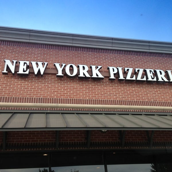 Foto tirada no(a) Russo&#39;s New York Pizzeria por Zen H. em 7/8/2013