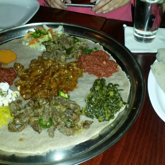Foto tirada no(a) Etete Ethiopian Cuisine por Kathy P. em 2/8/2014