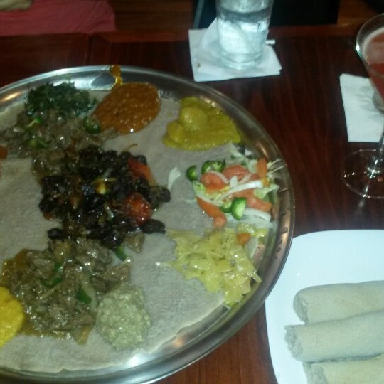 Foto tirada no(a) Etete Ethiopian Cuisine por Kathy P. em 5/22/2014