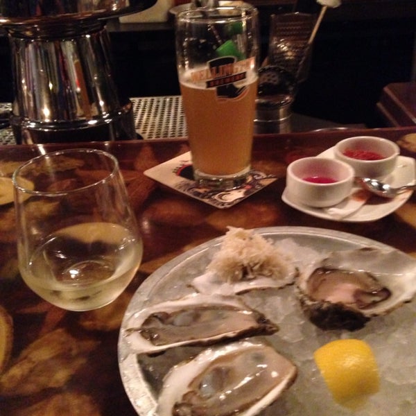 My first time at Pear Diver and this place is the best. They just served me a complimentary wine sample and some oysters. This place is the real deal