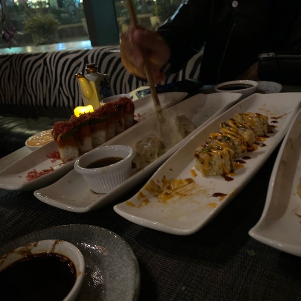 Foto diambil di Sushi Rock oleh Wafi pada 12/4/2021