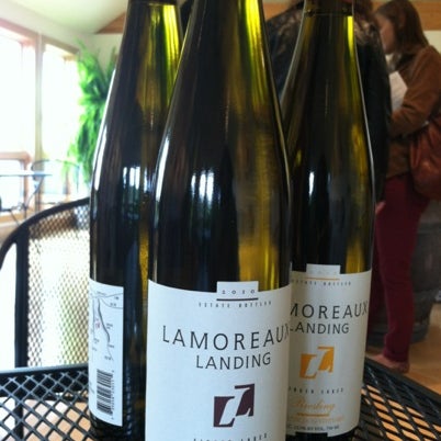 รูปภาพถ่ายที่ Lamoreaux Landing Wine Cellars โดย BRee L. เมื่อ 9/15/2012