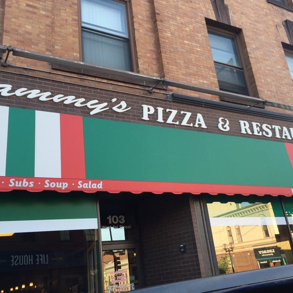 6/30/2016에 Dave S.님이 Sammy&#39;s Pizza에서 찍은 사진