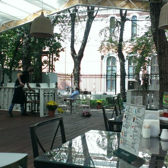 Летнее кафе краснодар. Кафе горсаду курган. Парк краснодар кафе. Ресторан городской парк краснодар. Ресторан в городском саду краснодар.