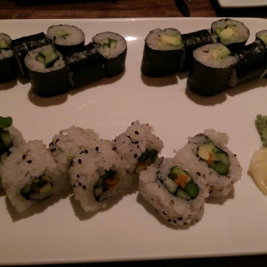 รูปภาพถ่ายที่ Uni Sushi โดย James &quot;Jim&quot; F. เมื่อ 3/1/2015