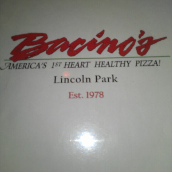 Foto tirada no(a) Bacino&#39;s of Lincoln Park por Jeannie M. em 3/9/2013