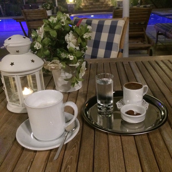 Снимок сделан в Villa Marine Hotel &amp; Restaurant пользователем ZEKİ Ş. 7/22/2015