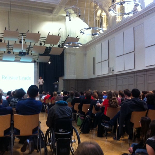 รูปภาพถ่ายที่ Bishopsgate Institute โดย Gen A. เมื่อ 11/23/2013