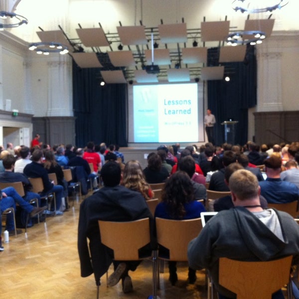 รูปภาพถ่ายที่ Bishopsgate Institute โดย Gen A. เมื่อ 11/23/2013