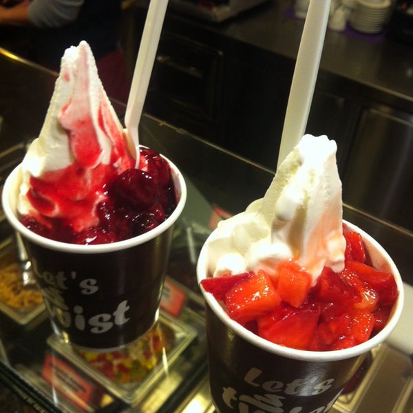 รูปภาพถ่ายที่ Twist Frozen Yogurt &amp; Smoothies โดย Nikica G. เมื่อ 3/27/2014