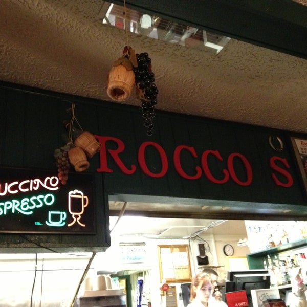 รูปภาพถ่ายที่ Rocco&#39;s Italian Restaurant โดย Molly B. เมื่อ 3/21/2013