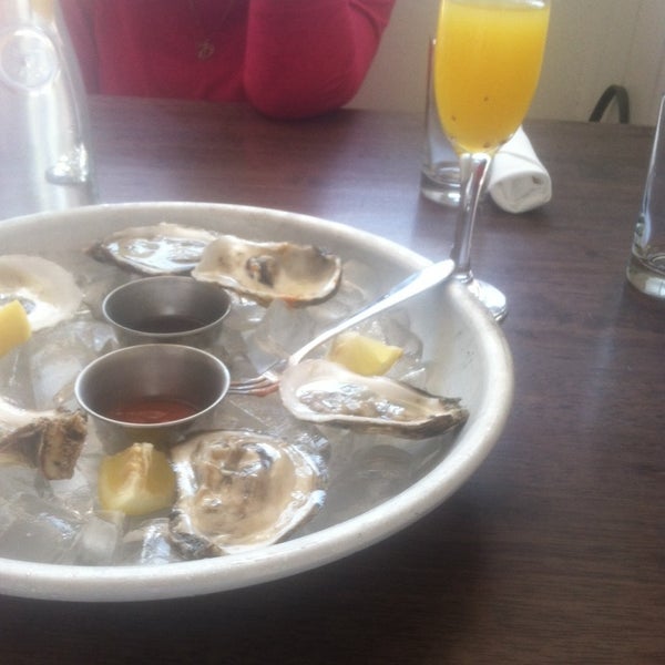 Das Foto wurde bei Docklands Restaurant &amp; Bar von Gretchen M. am 6/7/2014 aufgenommen