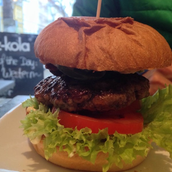 3/1/2014にRedshoekangarooがHoly Burgerで撮った写真