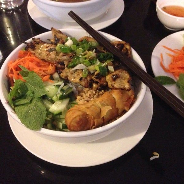 2/20/2014 tarihinde Jay W.ziyaretçi tarafından Cafe Hoang'de çekilen fotoğraf
