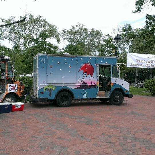 รูปภาพถ่ายที่ Sugar Philly Dessert Truck โดย winston y. เมื่อ 5/18/2013