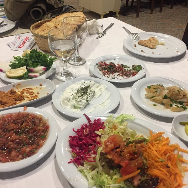 Foto diambil di Kolcuoğlu Restaurant oleh Sinem Y. pada 2/1/2018