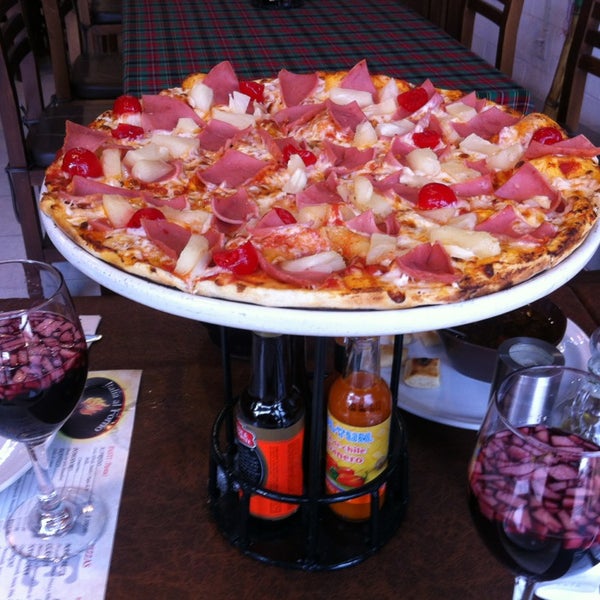 รูปภาพถ่ายที่ Italia al Forno (Pizzas a la Leña, Vinos, Bar) โดย Cynthia P. เมื่อ 7/4/2013