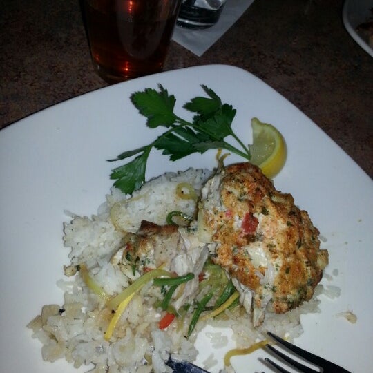 Foto diambil di Mahi Mah&#39;s Seafood Restaurant oleh Tammy K. pada 3/4/2013
