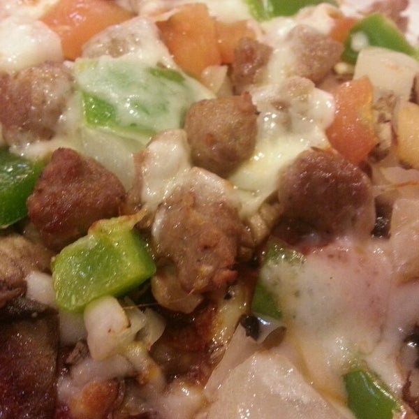 Снимок сделан в Seniore&#39;s Pizza пользователем Casey B. 1/26/2014
