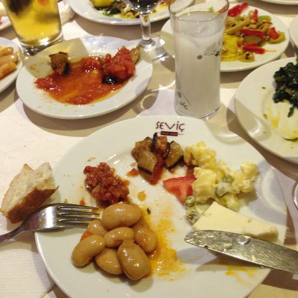 รูปภาพถ่ายที่ Seviç Restoran โดย Cansuu เมื่อ 12/28/2015
