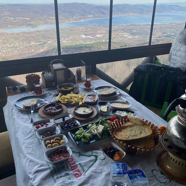 รูปภาพถ่ายที่ Manzara Restaurant โดย Sefer Ç เมื่อ 1/19/2023