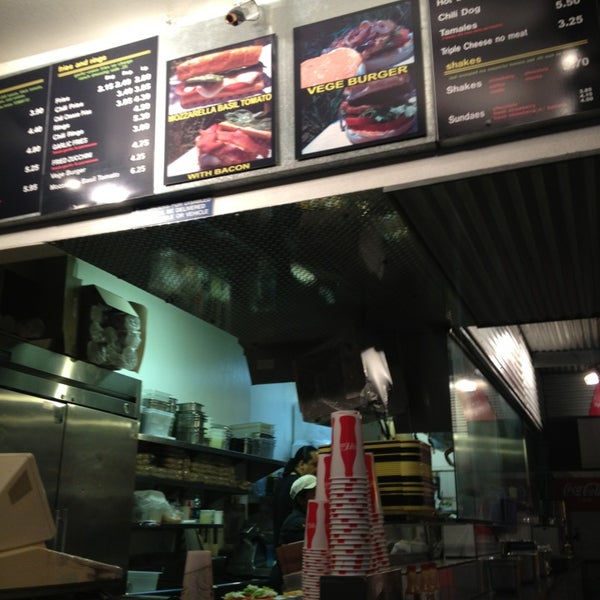 3/20/2013에 Vence L.님이 Willie&#39;s Burgers에서 찍은 사진