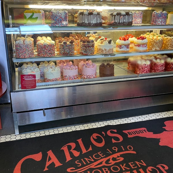 Das Foto wurde bei Carlo&#39;s Bake Shop von Andrea M. am 9/4/2021 aufgenommen